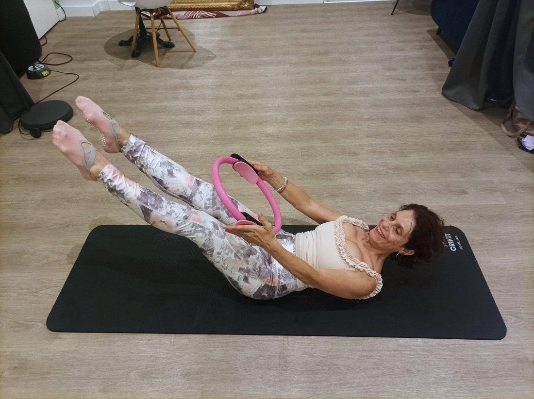 Exercice de pilates avec cercle