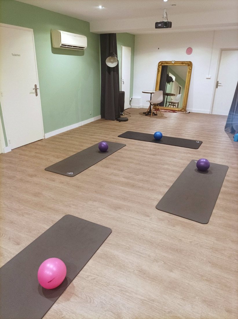 Le studio préparé avec ballons de pilates