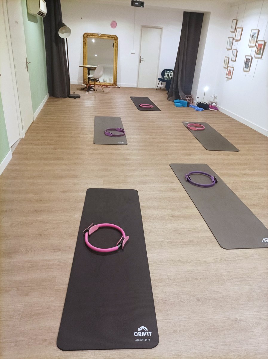 Le studio Body & Soul : espace raffiné avec miroir doré et mur de cadres